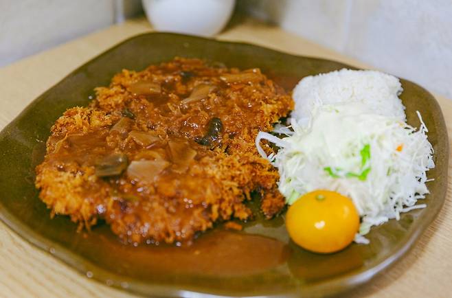 적당히 달콤한 소스가 참 매력적인 반월소바의 돈까스