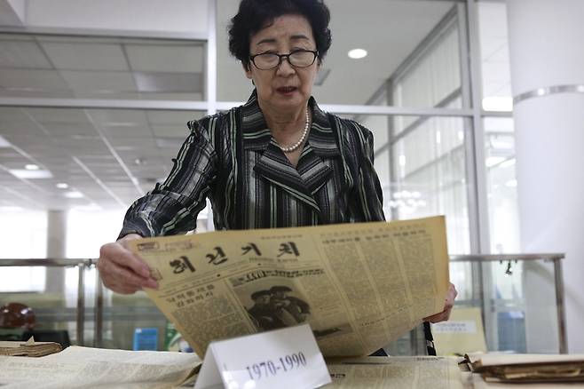 고려일보 100주년 기념전시 (알마티=연합뉴스) 김상욱 통신원 = 고려일보의 원로기자 한 올가가 27일(현지시간) 알마티에서 개막한 고려일보 100주년 기념 특별전시에서 소련시절 자신이 만들었던 신문을 찾아서 읽어보고 있다. 2023. 2.27. almatykim67@yna.co.kr