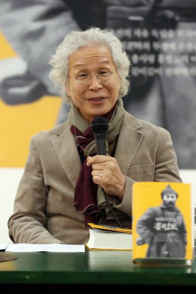 시인 이동순이 28일 서울 중구 순화동천에서 평전 ‘민족의 장군 홍범도’ 출간 기자간담회를 하고 있다. ‘민족의 장군 홍범도’은 홍범도 장군 순국 80주기를 맞아 홍범도 장군을 42년간 연구해온 이동순 시인이 그의 생애를 문학적으로 재조명한 평전이다(사진=뉴시스).