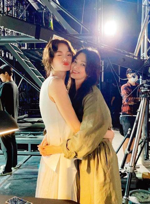 송혜교가 자신의 인스타그램에 신현지와 함께 찍은 사진을 게시했다.