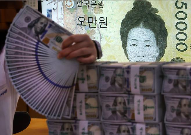 서울 중구 하나은행 위변조대응센터에서 직원이 원화와 달러화를 정리하고 있다. /뉴스1