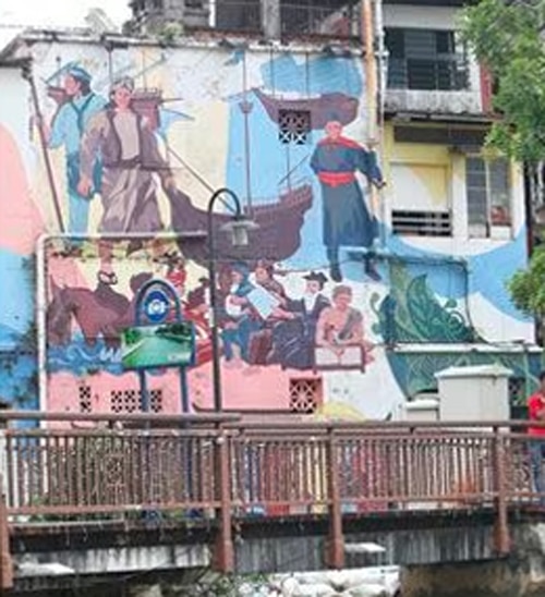 믈라카의 운하에 지어진 한 건물에 명나라 정화 등 이 지역을 찾았던 외국인들을 묘사한 벽화가 그려져 있다/자료=게티이미지 코리아·주강현 제공