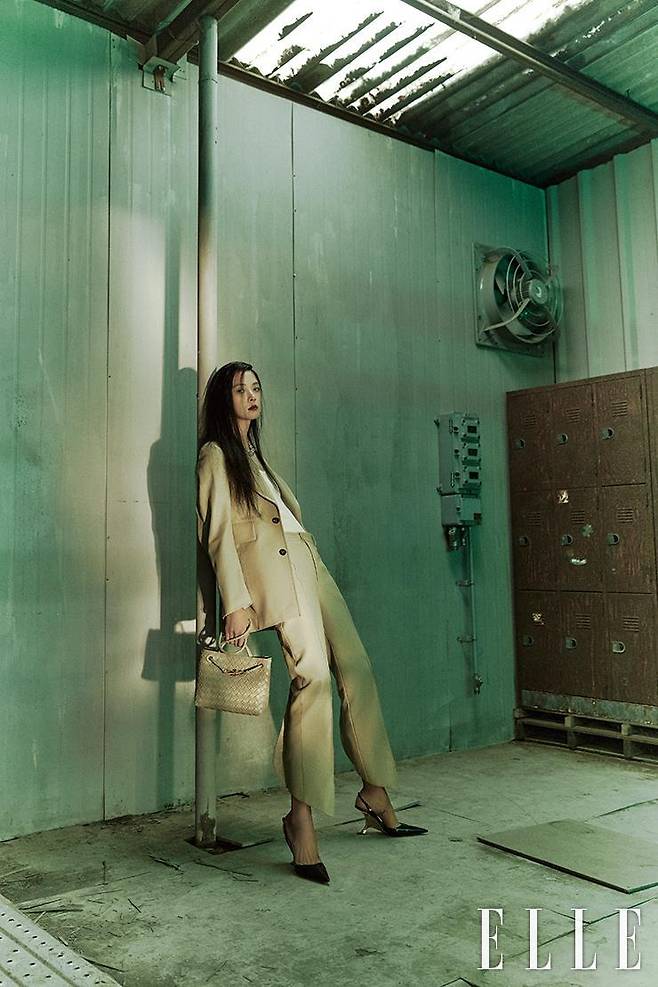 레더 재킷과 트라우저, 울 탱크톱, 실버 네크리스와 ‘안디아모’ 백은 모두 Bottega Veneta.