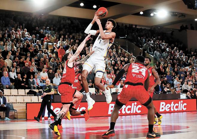 프랑스 리그를 평정하고 있는 웸반야마(가운데). 2023 NBA 드래프트가 넉 달이나 남았지만 벌써 그를 향한 관심이 뜨겁다. EPA=연합뉴스