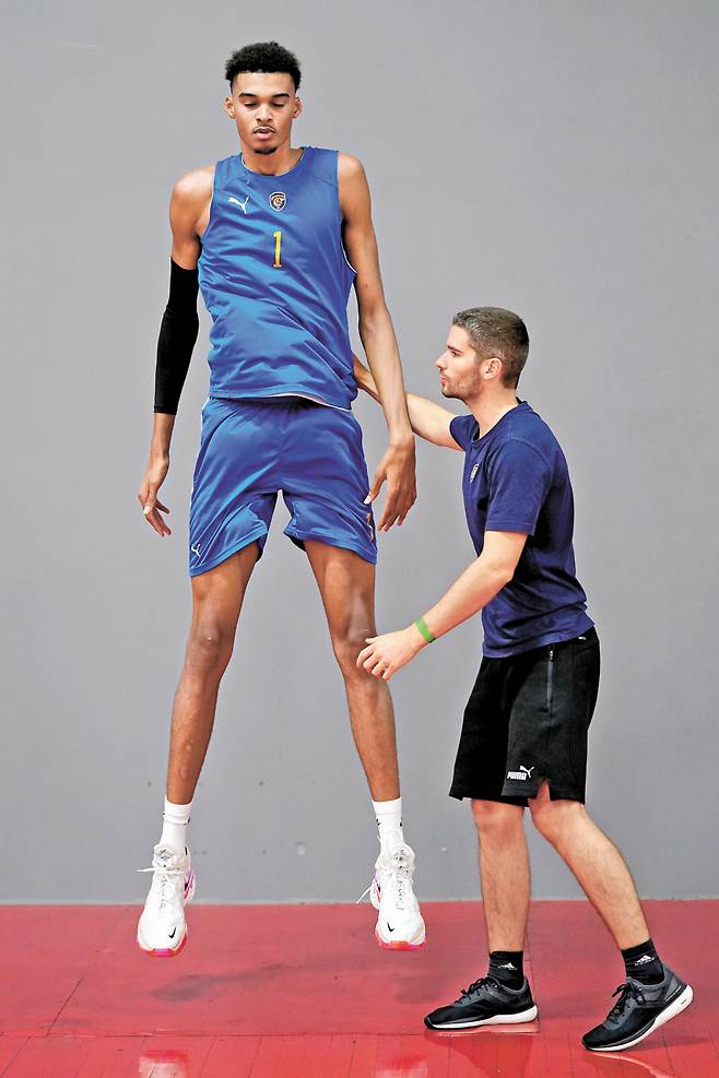 웸반야마의 키는 2m21㎝고, 양팔을 벌린 길이인 윙스팬은 2m44㎝에 달한다. AP=연합뉴스