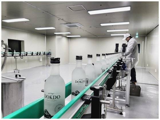독도소주가 컨베이어 벨트를 타고 포장 라인으로 향하고 있다. 사진 케이알컴퍼니