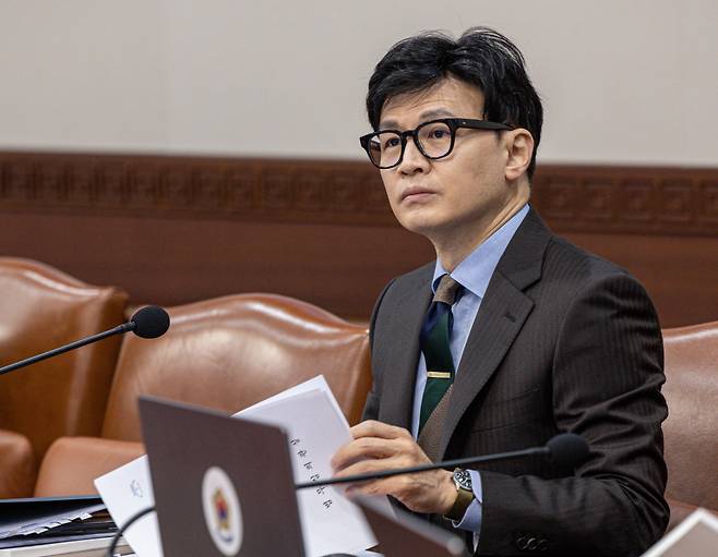 한동훈 법무부 장관이 2월28일 오전 서울 종로구 정부서울청사에서 열린 국무회의에 참석해 이날 국무회의 의장을 맡은 추경호 경제부총리의 발언을 듣고 있다. ⓒ 연합뉴스