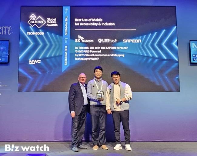 SK텔레콤은 'GSMA 글로벌 모바일 어워드(GLOMO) 2023'에서 LBS테크·사피온코리아와 함께 수상했다고 1일(현지시간) 밝혔다. 사진 오른쪽 끝이 'G-EYE 플러스' 개발사 LBS테크의 이시완 대표./사진=SK텔레콤 제공