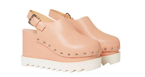 우드 소재와 톱니 모양의 밑창으로 안정감 있는 디자인을 완성한 클로그. 119만5000원 스텔라맥카트니.