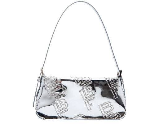 메탈릭한 실버 소재가 청량한 분위기를 자아내는 숄더백. 63만 원대 바이파