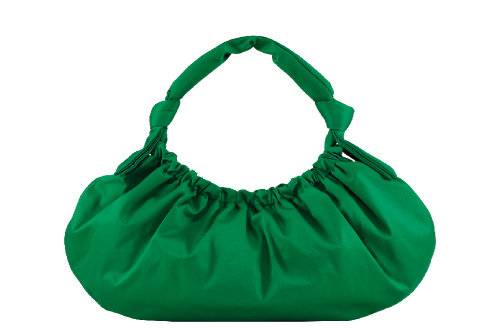싱그러운 그린 컬러가 활기를 더해주는 숄더백. 58만 원 가니.