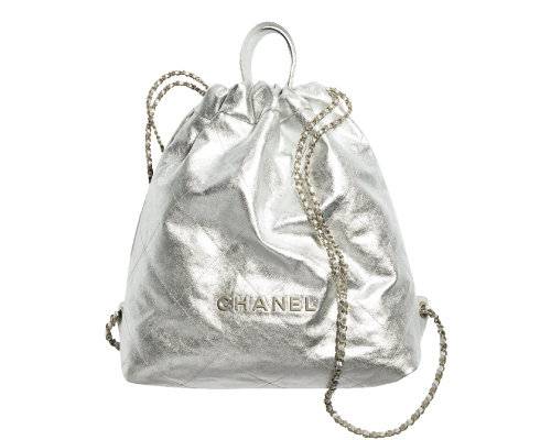 토트백은 물론 백 팩, 숄더백으로도 연출할 수 있는 백. 가격미정 샤넬.