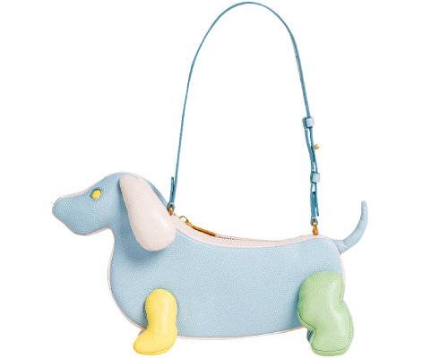 파스텔컬러의 강아지 모티프 숄더백. 290만 원 톰브라운.