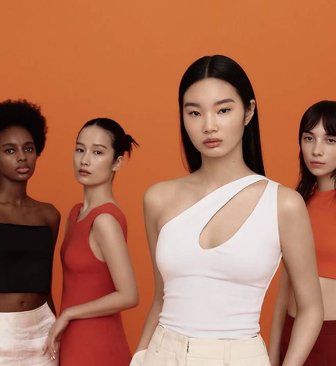 다양한 인종의 여성을 등장 시킨 설화수 광고 이미지. /설화수 인스타그램
