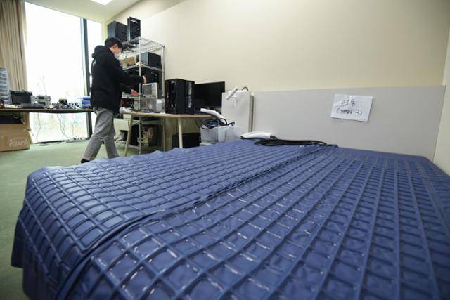 서울 서초구 삼분의일 연구실에서 개발 중인 스마트 매트리스. 매트리스 위에 올리는 푸른 커버 속에 실리콘 관이 설치돼 있고 보온보냉수가 흘러 잠자기 좋은 온도를 만든다. 김영원 인턴기자