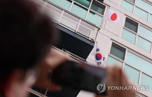 '태극기 대신 일장기', 왜 그랬을까? (세종=연합뉴스) 김주형 기자 = 삼일절인 1일 오후 세종시 한 아파트 베란다 국기게양대에 일장기가 걸려 있다. 세종시 맘카페 등 인터넷 커뮤니티에서는 이 같은 행위를 비판하는 글이 올라오고 있다. 2023.3.1