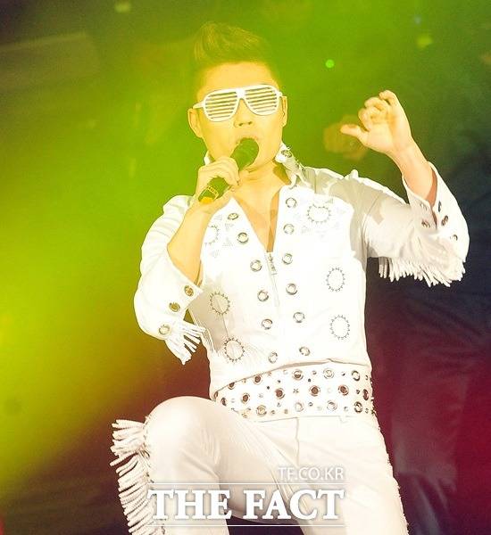 김범수는 새천년이 열리기 직전인 99년 '약속'으로 데뷔했다. 그는 소속사의 홍보 전략상 한동안 얼굴없는 가수 콘셉트로 활동해야 했다. /더팩트 DB