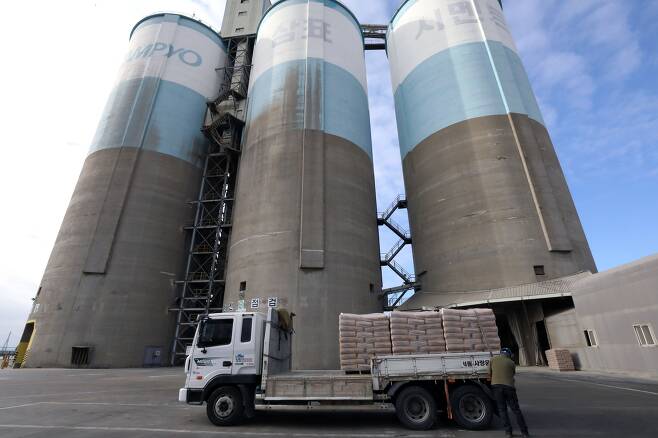 인천시 중구에 있는 삼표시멘트 인천사업소 내 시멘트 저장탱크에서 공장 관계자가 시멘트를 옮기고 있다. /뉴스1