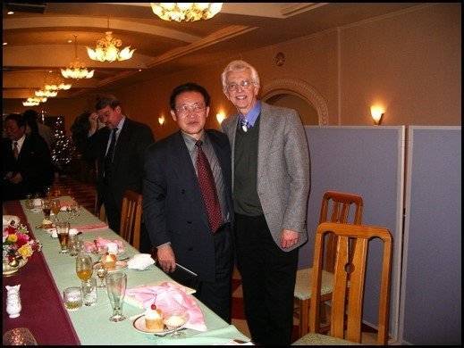 2004년 북한을 방문한 핵무기 연구 권위자 시그프리드 헤커 박사가 만찬 행사에서 김계관 당시 북한 외무성 부상(왼쪽)과 함께 기념 촬영을 하고 있다. 사진 시그프리드 헤커 박사 제공