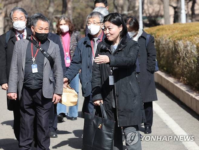 검사적격심사위원회 참석하는 임은정 검사 (과천=연합뉴스) 최재구 기자 = 임은정 부장검사가 2일 과천 법무부에서 열린 검사적격심사위원회에 특별변호인들과 함께 참석하고 있다. 2023.3.2 jjaeck9@yna.co.kr