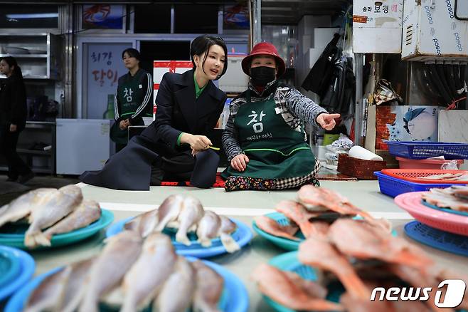 윤석열 대통령 부인 김건희 여사가 3일 경북 포항 죽도시장을 방문해 상인과 대화하고 있다. (대통령실 제공) 2023.3.3/뉴스1 ⓒ News1 오대일 기자