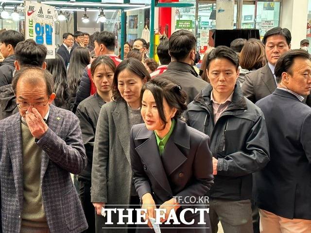 김건희 여사가 포항 죽도시장을 방문해 시민들에게 인사하고 있다./포항=박성원 기자