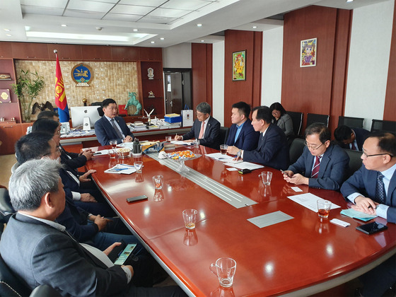UOS officials including Suh discuss plans for the campus with Mongolia’s education minister in 2019. [UNIVERSITY OF SEOUL]