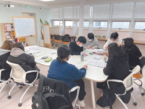 Teenagers who dropped out of high school study for the qualifying exam for high school graduation at a teen support center in Seongbuk District, central Seoul. [SEONGBUK DISTRICT OFFICE]