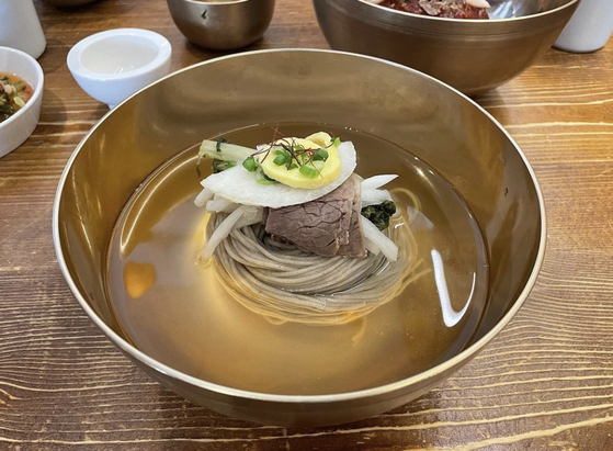 A bowl of naengmyeon, noodles in cold broth, from Seogwan Myeonok in Gangnam District, southern Seoul [LEE SUN-MIN]