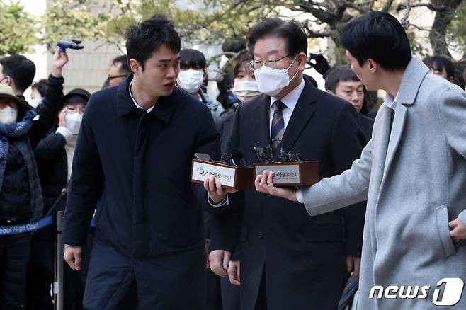(서울=뉴스1) 이동해 기자 = 공직선거법 위반 혐의를 받고 있는 이재명 더불어민주당 대표가 3일 서울 서초구 서울중앙지방법원에서 열린 첫 공판을 받는 도중 점심식사를 하기 위해 청사를 나서고 있다. 2023.3.3/뉴스1 Copyright (C) 뉴스1. All rights reserved. 무단 전재 및 재배포 금지.