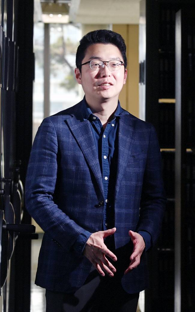양자 컴퓨터의 대표 과학자로 대통령 초청을 받았던 손영익 카이스트 교수가 지난달 9일 서울 문화일보 사옥에서 “우리도 지금부터 하면 충분히 선진국을 추월할 수 있다”며 자신감 넘치는 미래를 예언하고 있다. 윤성호 기자