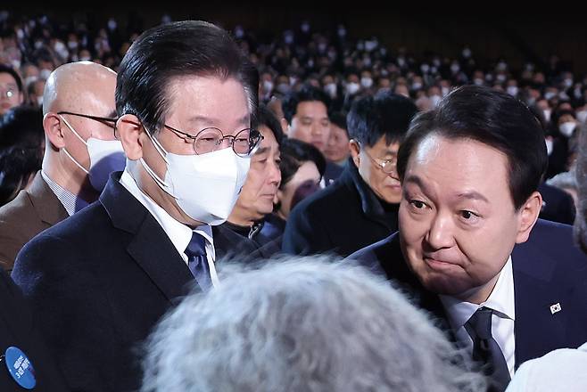 윤석열 대통령이 3월1일 서울 중구 유관순 기념관에서 열린 제104주년 3·1절 기념식이 끝난 후 이재명 더불어민주당 대표 등 참석자들과 차례로 인사하고 있다. ⓒ연합뉴스