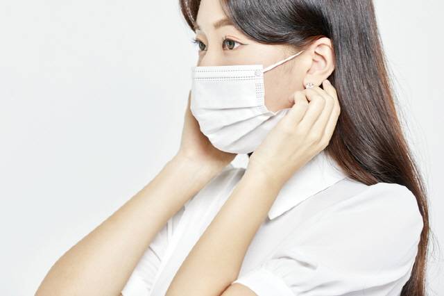 자신의 외모가 매력적이라고 생각하는 사람일수록 마스크를 쓸 가능성이 적다는 연구 결과가 나왔다./사진=게티이미지뱅크