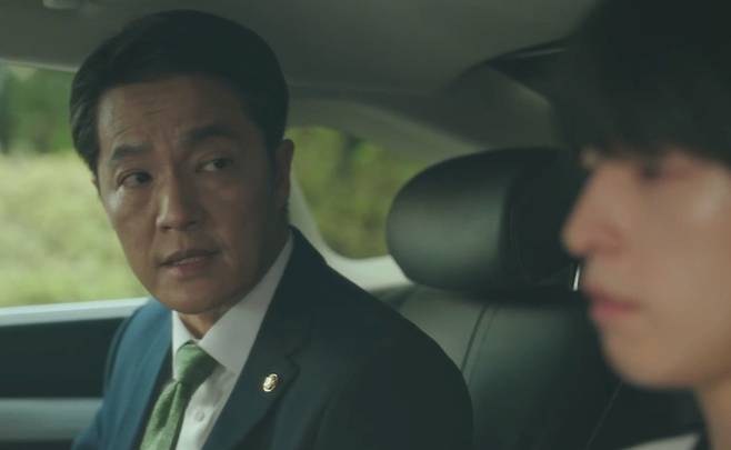 범석 아버지(왼쪽)에게 양아들은 그저 이미지 메이킹 수단일 뿐이다. /사진 제공=웨이브