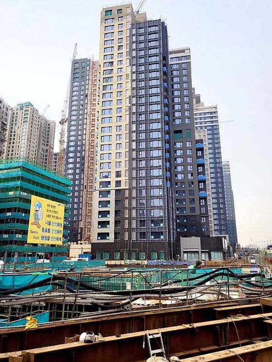 서울 서초구 반포동 래미안원베일리(신반포3차·경남아파트) 재건축 현장. 김영주 기자