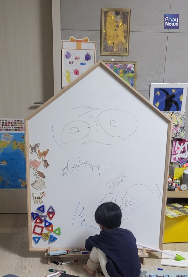 동화 속 친구에게 선물할 그림을 그리는 아이. ©김은정