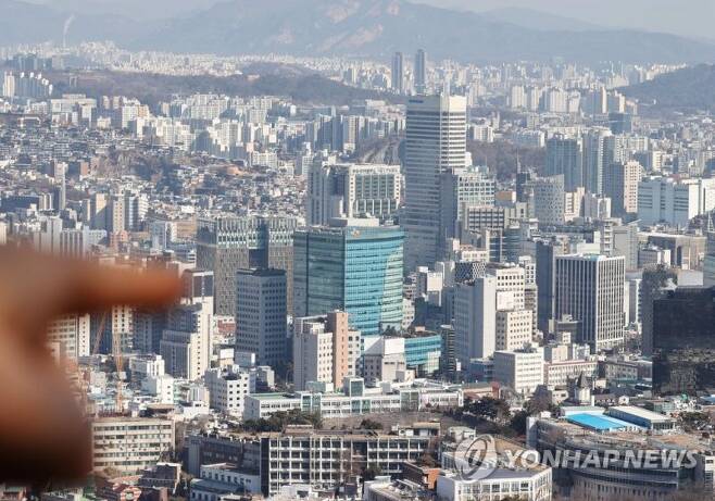 지난해 12월 서울시 오피스 빌딩 공실률이 2.07%로 최저 공실률을 기록했다. 사진은 서울 남산에서 바라본 업무용 빌딩 모습. /연합뉴스