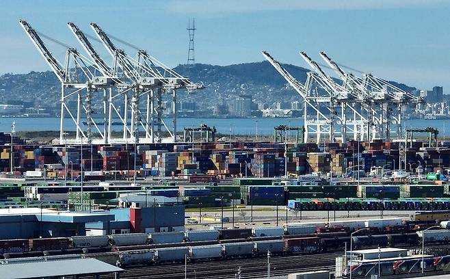 2일 미국 캘리포니아주 오클랜드항에 쌓여 있는 컨테이너들 위로 크레인들이 솟아 있다. 오클랜드/AFP 연합뉴스