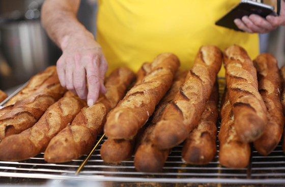 프랑스에서는 연간 60억개의 바게트빵이 구워진다고 한다. 그런데 최근 빵에 들어가는 각종 재료 가격이 급등하면서 제빵업계와 소비자 모두 어려움을 겪고 있다. 신화=연합뉴스