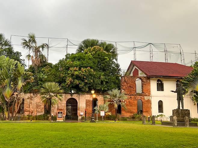 독립 영웅 호세 리잘의 혼이 어린 포트 산티아고