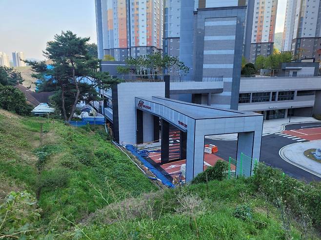 경기 용인시 ‘용인삼가2지구 뉴스테이’ 민간임대주택단지 정문 앞. 진입도로가 있어야 할 곳에 야산이 자리잡고 있다. /삼가동 힐스테이트 입주를 바라는 사람들의 모임