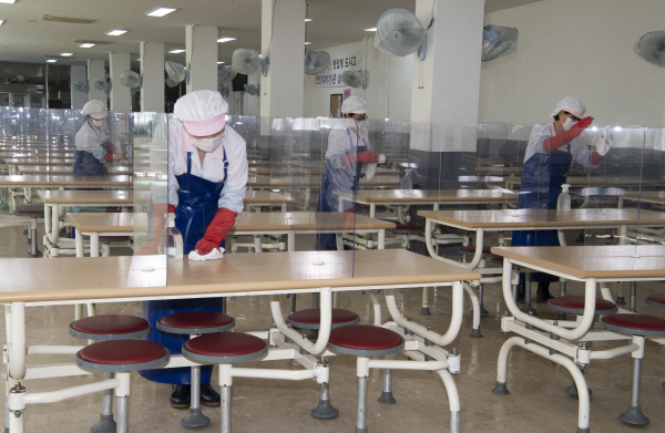 부산진구 한 고등학교 급식실에 설치된 투명 아크릴 칸막이. 국제신문DB