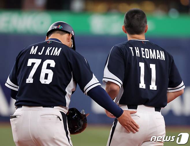 7일 오후 일본 오사카 교세라 돔에서 열린 대한민국 WBC 대표팀과 일본 프로야구 한신 타이거스와의 경기, 대표팀 김민재 코치가 3회초 2사 1루에서 내야 땅볼을 친 토미 현수 에드먼을 다독이고 있다. 2023.3.7/뉴스1 ⓒ News1 김진환 기자