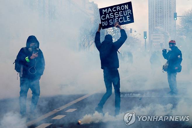 프랑스 파리 연금개혁 반대 시위 현장에 흩날리는 최루가스 [로이터=연합뉴스. 재판매 및 DB 금지]