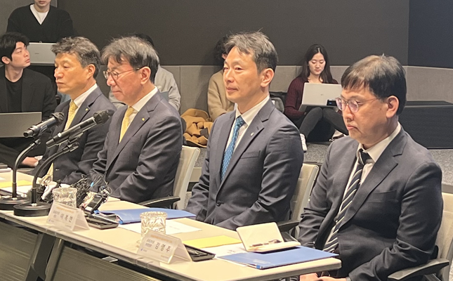 이복현 금융감독원장이 서울 여의도 KB국민은행 신관에서 열린 '상생금융 확대 위한 금융소비자 현장 간담회'에서 금융소비자의 애로사항을 청취하고 있다. 왼쪽 두 번째부터 이재근 국민은행장과 이복현 금감원장 /사진=유진아 기자 @gnyu4