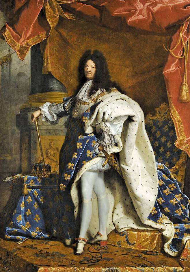 프랑스 화가 이아생트 리고가 1701년 그린 당시 프랑스 국왕 루이 14세의 초상화. 화려한 국왕의 모습 뒤에 통풍으로 퉁퉁 부은 발이 감춰져 있다. /파리 루브르 미술관 소장