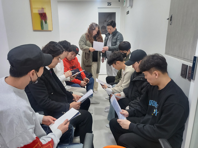 9일 잠실새내역 인근에 위치한 룸카페에서 10명의 룸카페 사장들이 얘기를 나누고 있다. <이지안 기자>