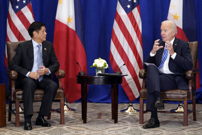 페르디난드 ‘봉봉’ 마르코스(왼쪽) 필리핀 대통령이 지난해 9월 23일 미국 뉴욕 유엔본부에서 열린 제77차 유엔총회에서 조 바이든 미국 대통령과 회담하고 있다. AFP 신화통신 연합뉴스