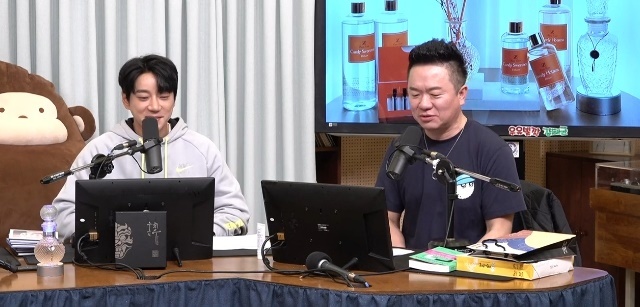 Broadcaster Kim Tae-kyun revealed why he wrote each room with his wife.On March 9, SBS Power FM Doosie Escape TV Cultwo Show (hereinafter TV Cultwo Show), singer Hwang Chi-yeul was a special DJ.On the same day, TV Cultwo Show aired a story in which a person who lived in a short-sleeved room with a boiler set at 30 degrees Celsius in the middle of winter and had a gas bill of 320,000 won (US$320,000) arrived, and after painstaking efforts, he was able to reduce it to 40,000 won (US$40,000) next month.Ive lived in rooftops before, but do the boilers go up to 30 degrees, said Hwang Chi-yeul. Because in a small room, theres a strong wind. Ive never played more than 24 degrees. This is the average. Its about 40,000 won. I didnt use much.Hwang Chi-yeul, who still lives alone, said, There are three or four thousand ones, he said.Kim Tae-kyun said, I have a lot of heat in my body, so I have a fever. He said, I feel better when Im cold. He then revealed a honey tip that keeps the cold wave.