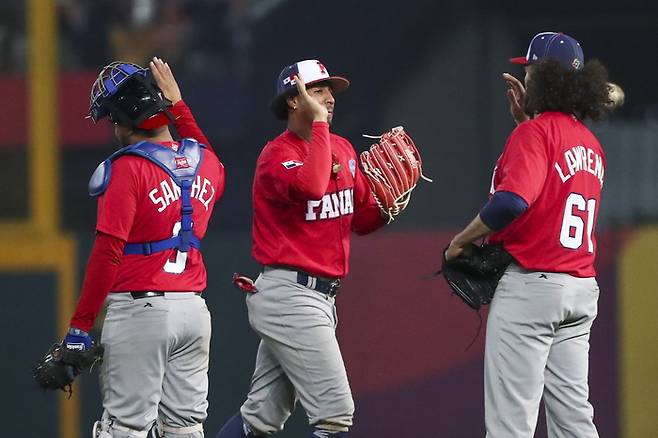 파나마 선수들이 지난 8일 WBC A조 조별리그 1차전에서 대만을 격파해 대회 출전 사상 첫승을 거둔 뒤 하이파이브 하고 있다. 타이중 | EPA연합뉴스